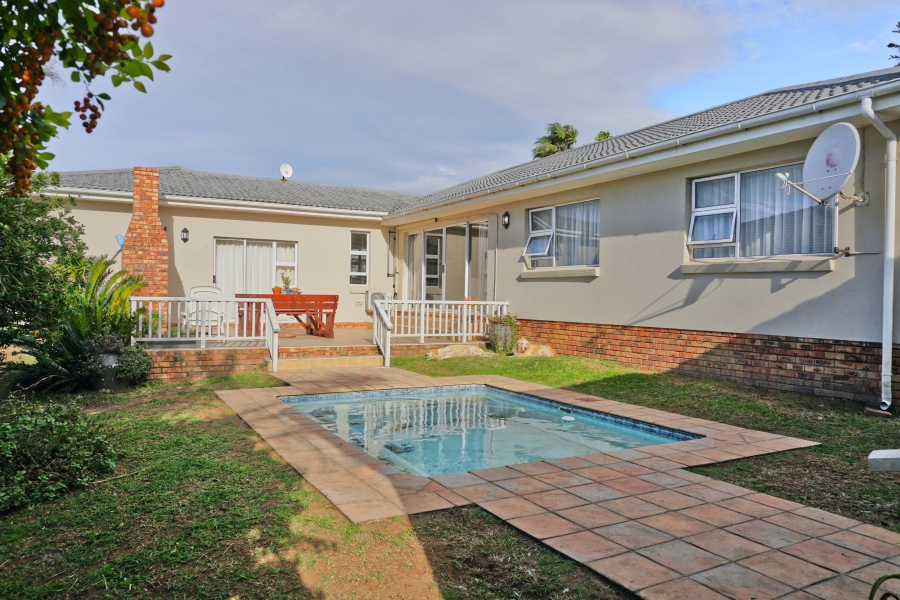 6 Bedroom Property for Sale in Kidds Beach Eastern Cape